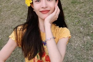 钟楚曦柳州拍戏日常：龙潭公园松弛感穿搭引热议