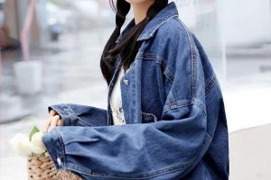 时尚穿搭指南：碎花裙、泳衣、露肩装搭配技巧