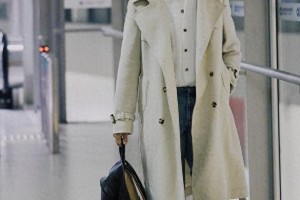 李昀锐米兰时装周机场look：米白风衣贵气十足