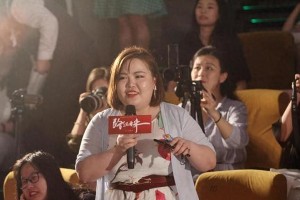 贾玲43岁生日瘦身蜕变，上海庆生展现优雅气质
