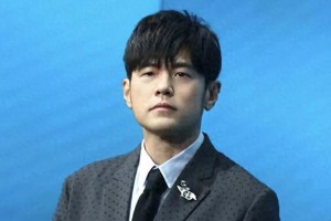 46岁周杰伦近照显疲惫，粉丝心疼劝其放缓工作节奏