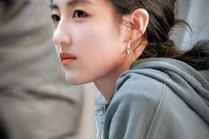张子枫任北影节评委引热议：资历与实绩之争