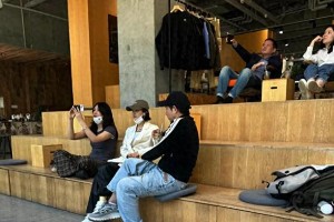 赵丽颖与导演赵德胤咖啡馆密会引热议，事业转型与情感选择