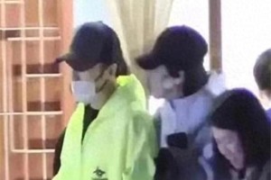 王菲谢霆锋十指紧扣聚餐，55岁王菲娇俏依人