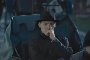 向佐《门前宝地》摸鼻梁动作引热议：眼保健操式表演解析