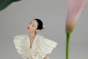 张艺凡大长腿惊艳亮相，身材比例绝佳