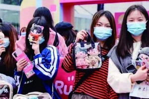 棉花娃娃风靡年轻人圈：定制潮玩与产业链崛起