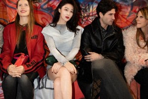 米兰时装周：张馨予惊艳亮相，宋慧乔造型引热议