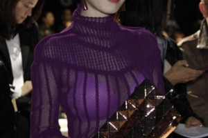 蒋梦婕紫色透视装穿搭秀凹凸感，31岁真敢穿